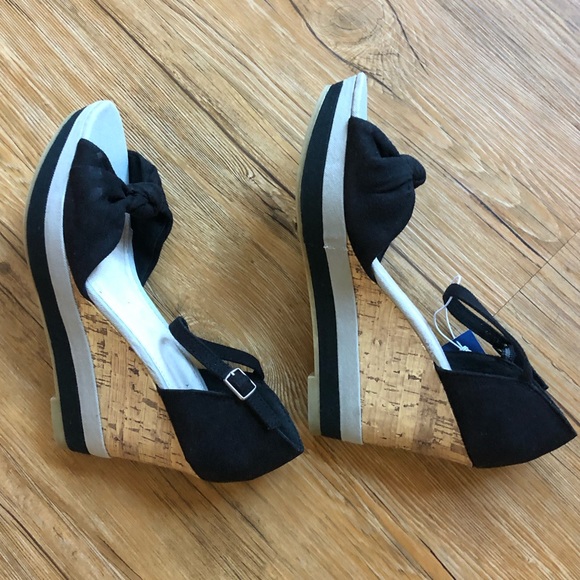 Old Navy Faux Suede Wedge Sandals - Picture 2 of 7